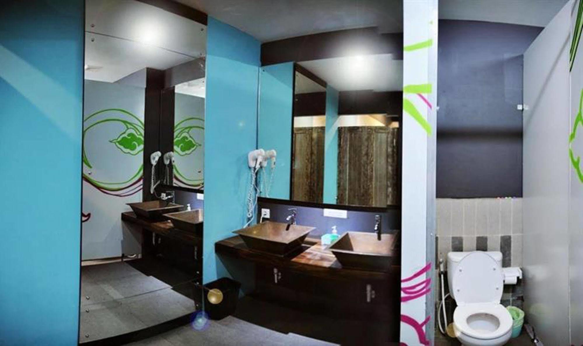 Nau Here Hostel Kuta  Bagian luar foto