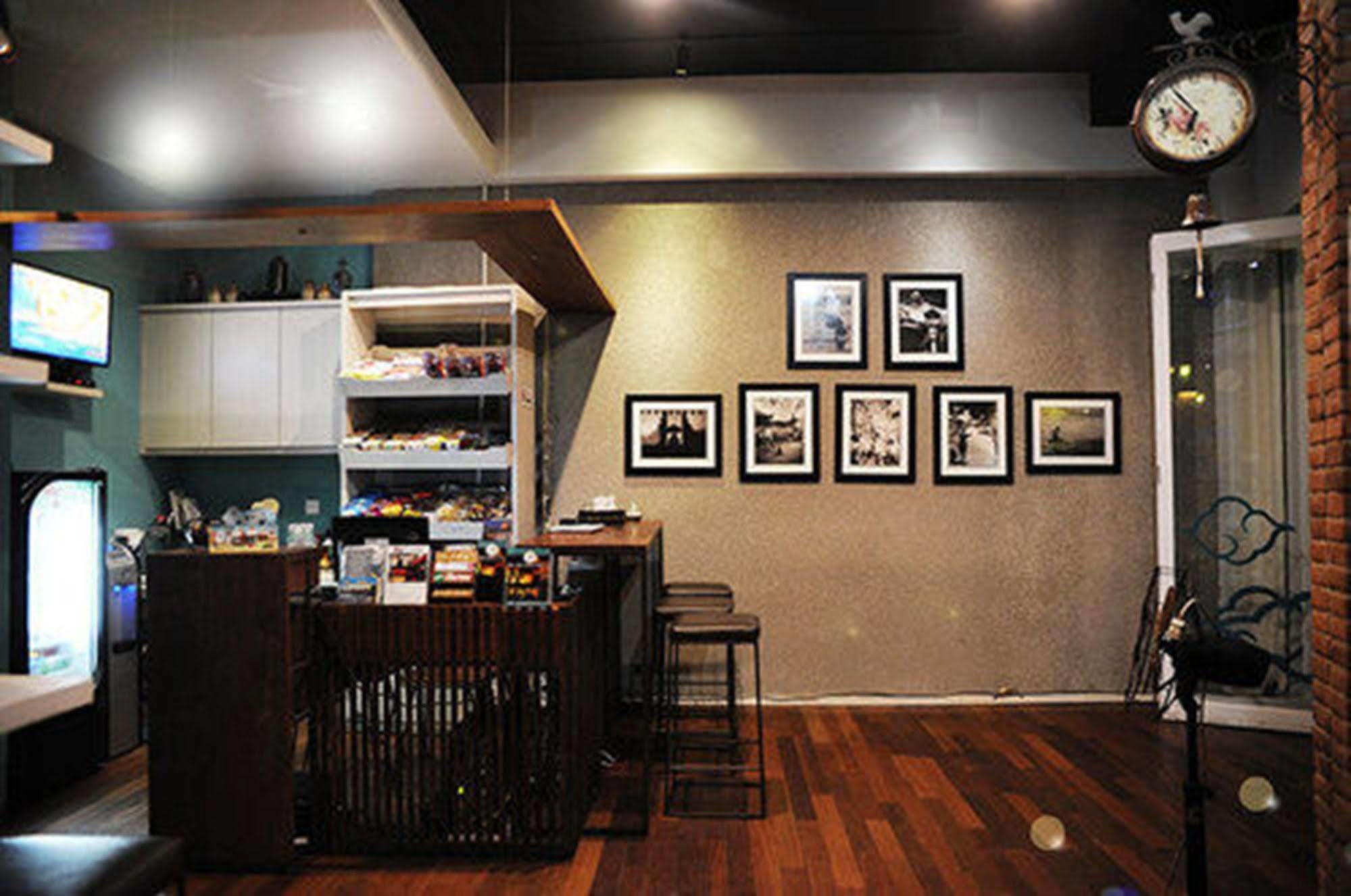 Nau Here Hostel Kuta  Bagian luar foto